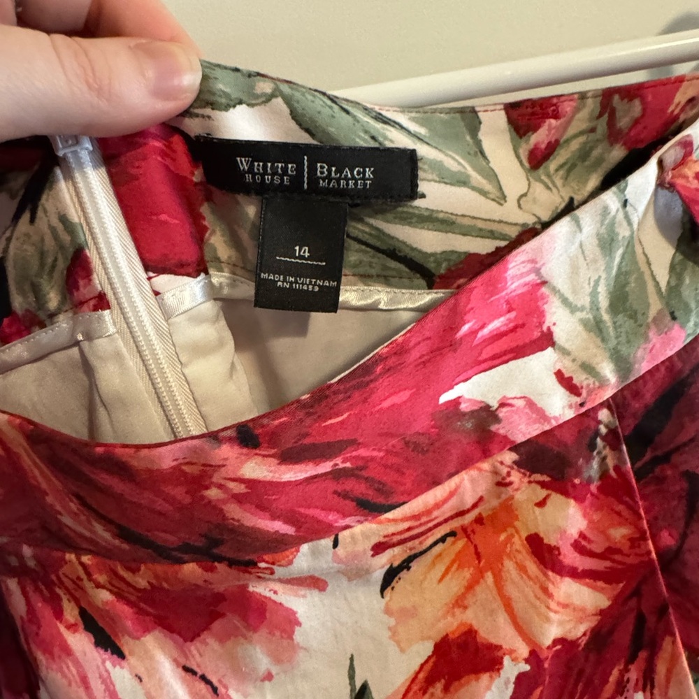 White House Black Market Red and White Floral A-Line Skirt - Picture 4 of 5